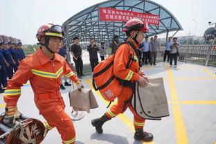 格列兹曼谈自己发色多变：孩子们投票决定我的头发颜色